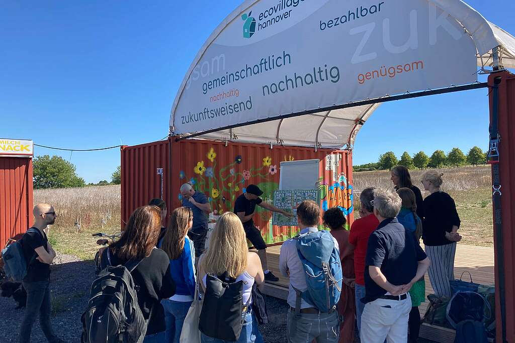 Vortrag und Diskussion von Lena Bruns und Gerd Nord auf dem ecovillage Gelände