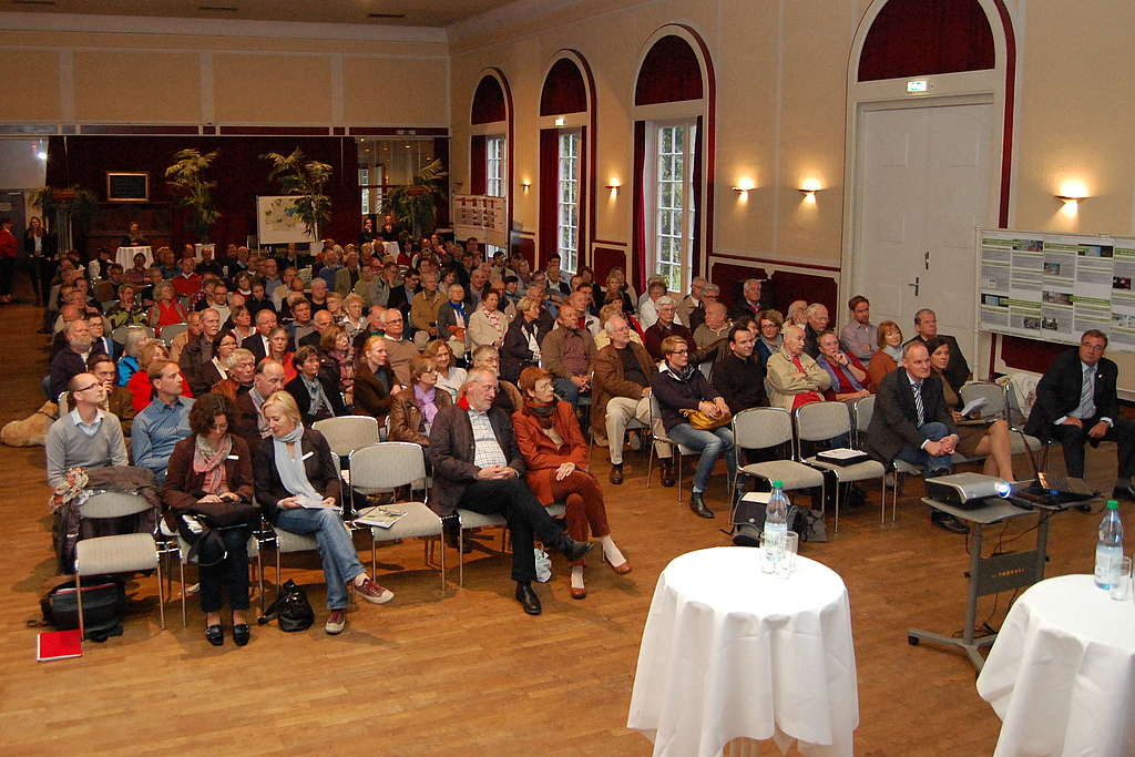 Eutin Veranstaltung mit Menschen sitzend